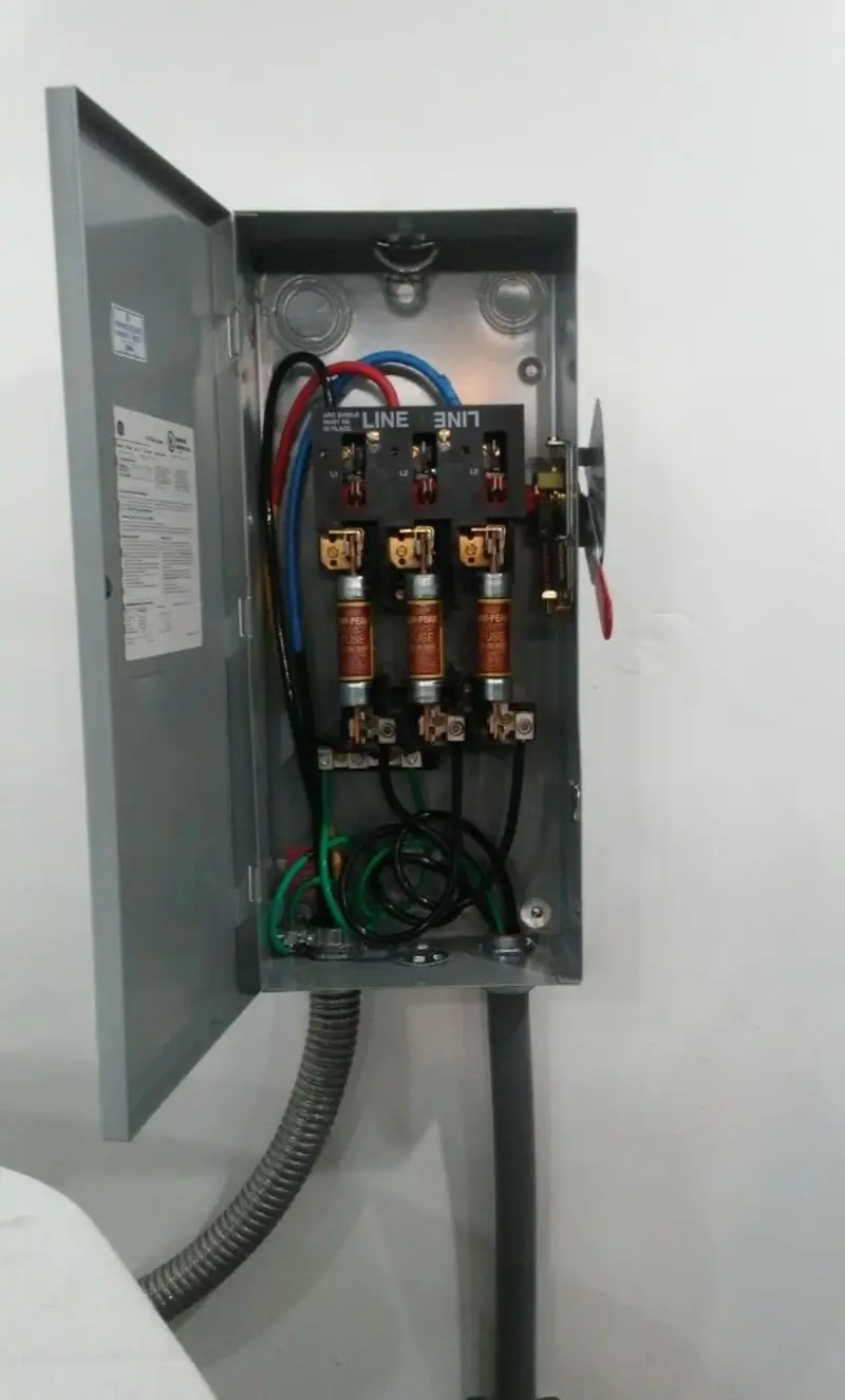 Three-phase disconnect switch installed for Smoke Detector Installation in Town and Country